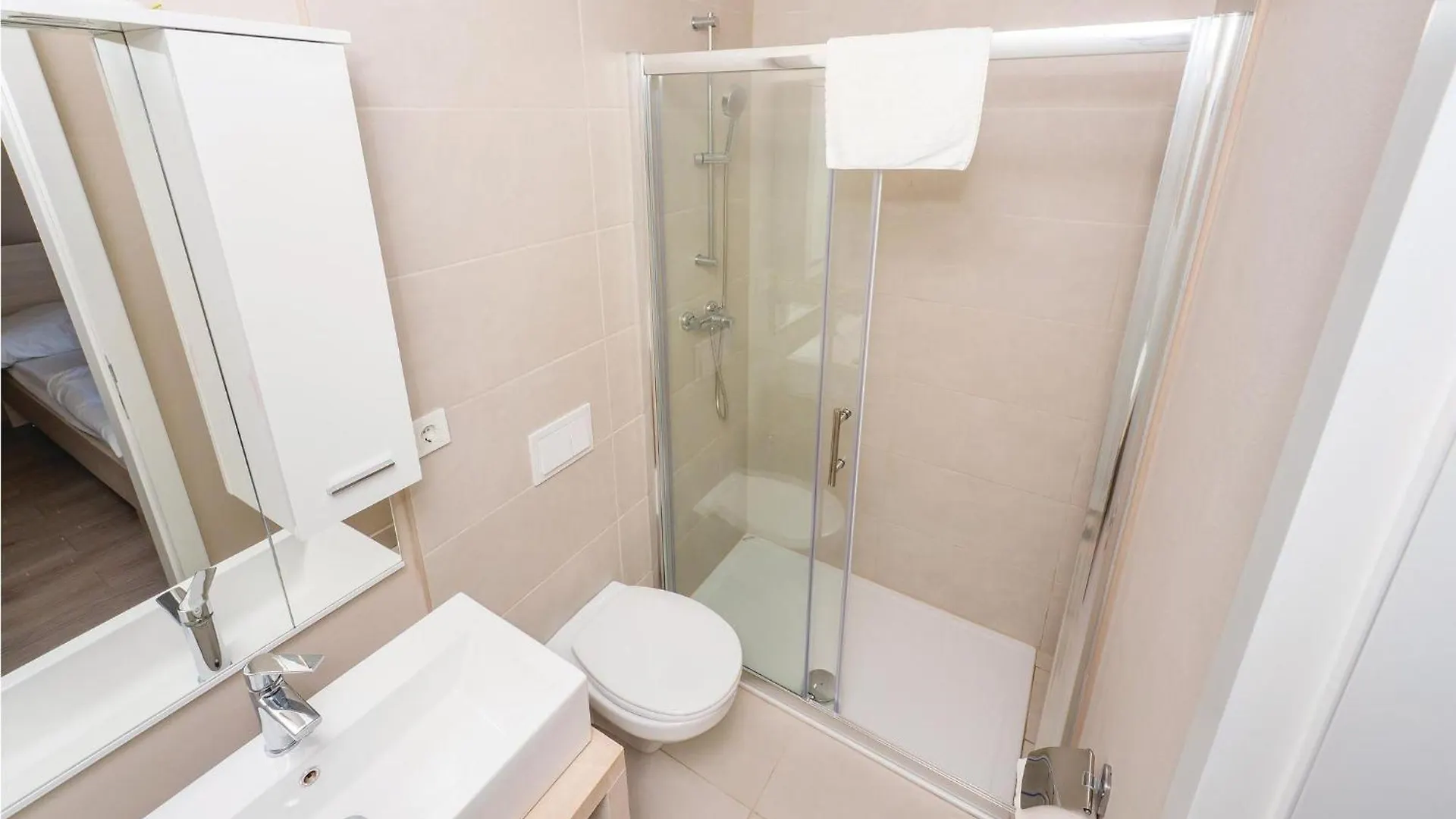 Awesome Apartment In Povljana With Kitchen