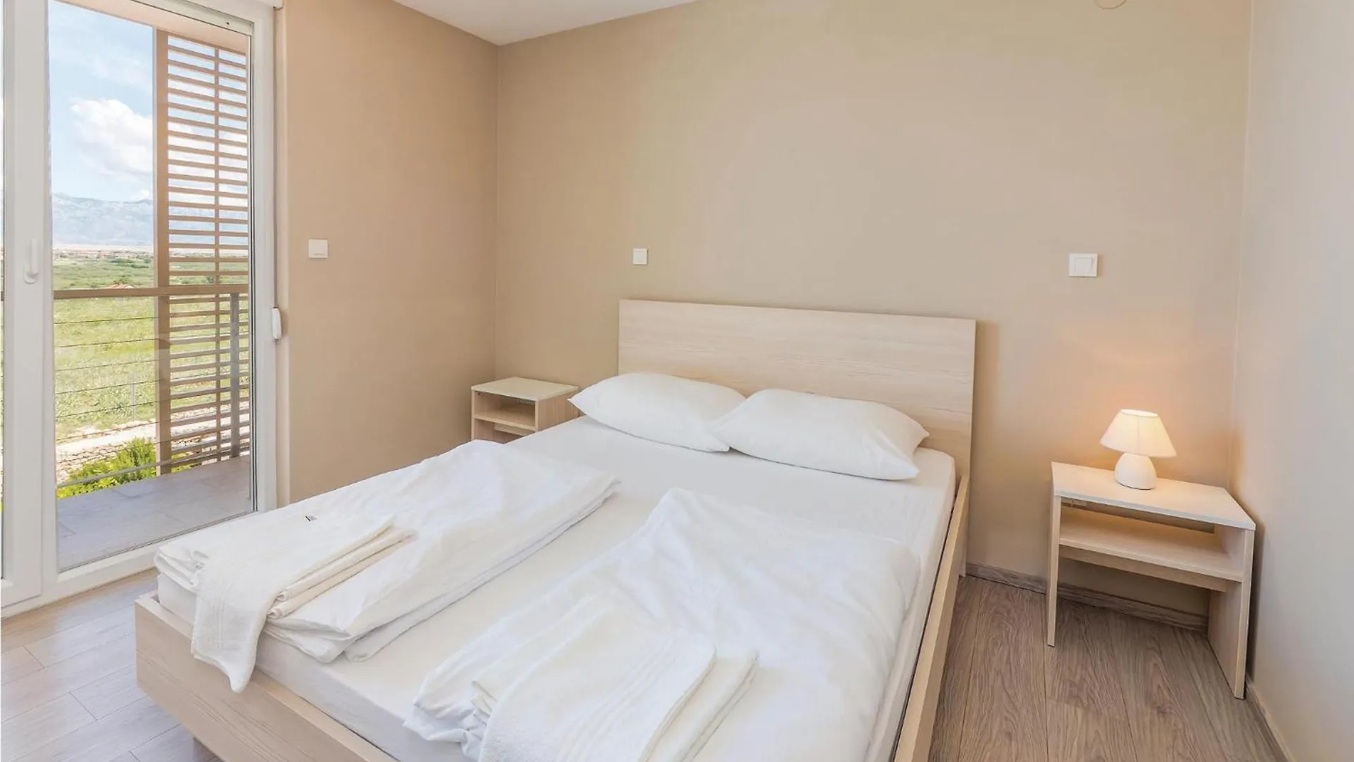 Awesome Apartment In Povljana With Kitchen