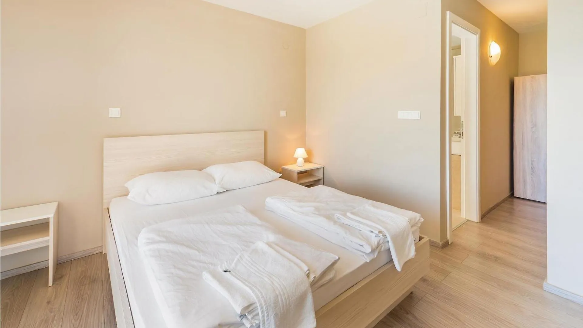 Awesome Apartment In Povljana With Kitchen